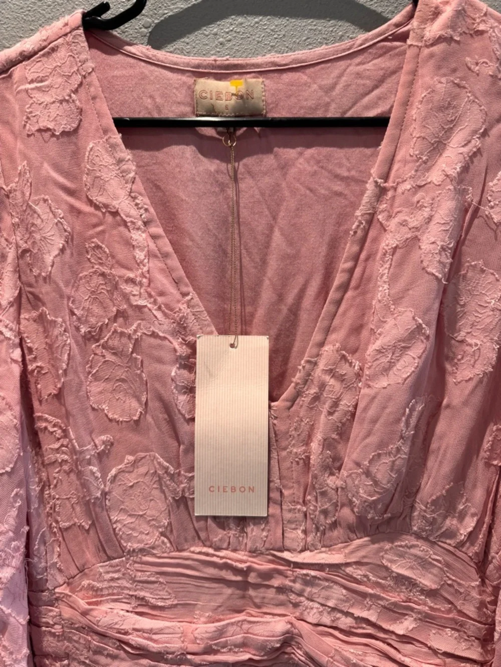 CIEBON Dusty Pink Textured V-Neck Dress - Picture 2 of 10